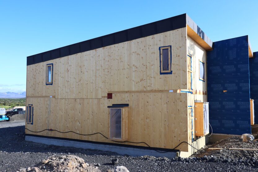 Krosslímdar einingar í byggingu IMG 2992