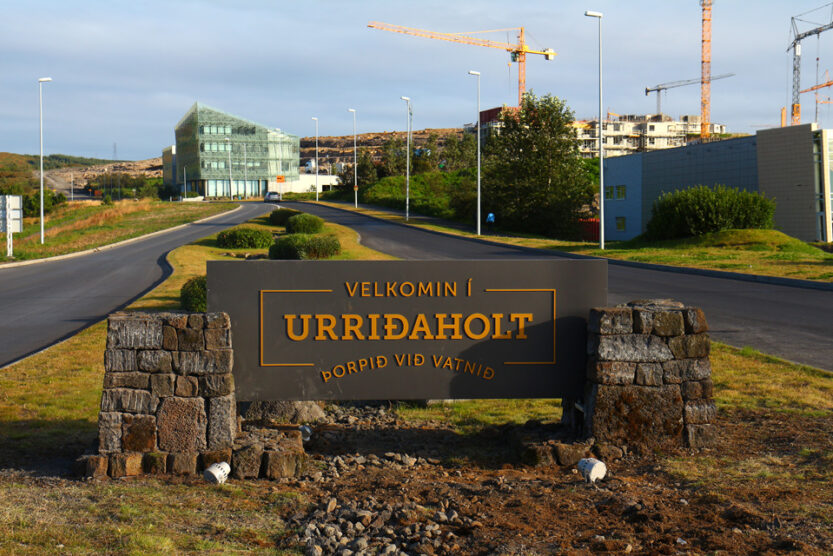 Urriðaholtsstræti velkomin skilti og hús NÍ IMG 1250