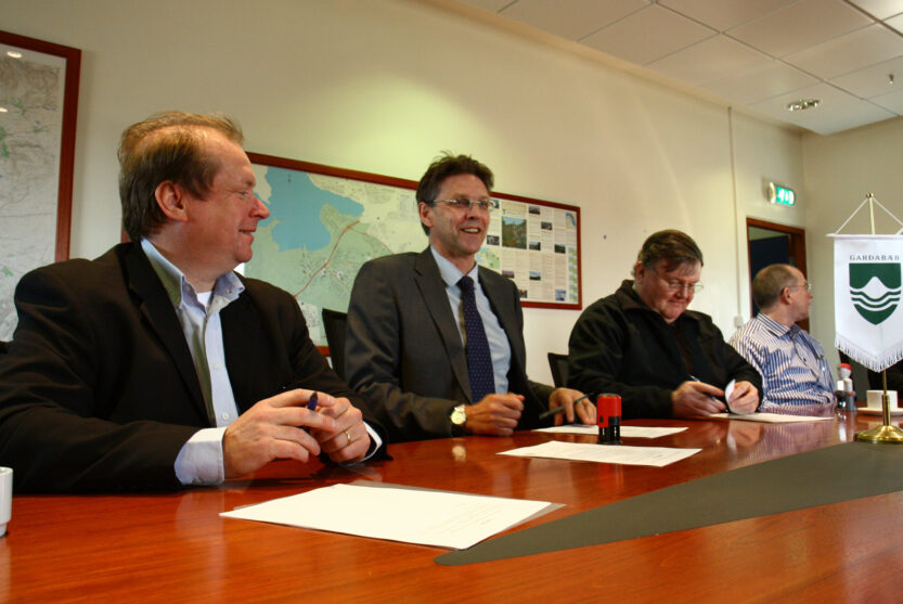 Undirritun samnings urridaholt gardabaer og hs 6 mai 010